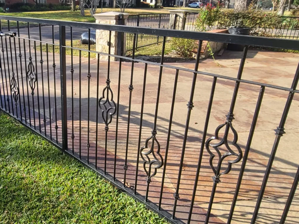 Aluminum fence in a Dallas backyard, showcasing its durability and sleek design.