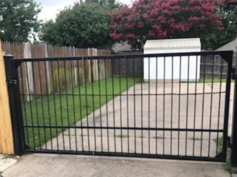 Driveway gate installed by Everlast Gates & Fence in Farmers Branch
