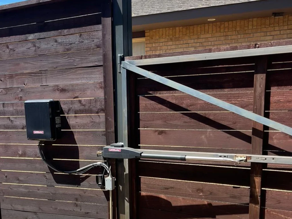Modern electric gate installed at a Dallas home by Everlast Gates & Fence