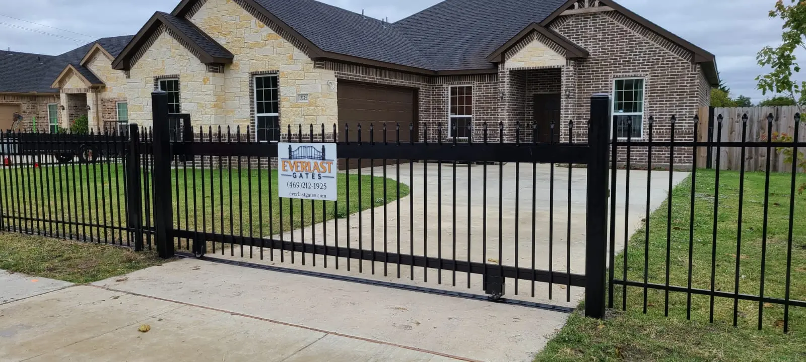 Automatic sliding driveway gate