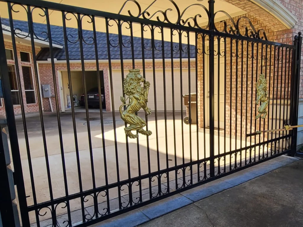 Residential gate in Fort Worth by Everlast Gates & Fence.