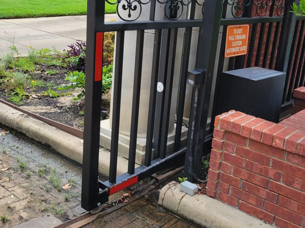 Sliding gate maintenance in Dallas with Everlast Gates & Fence experts.