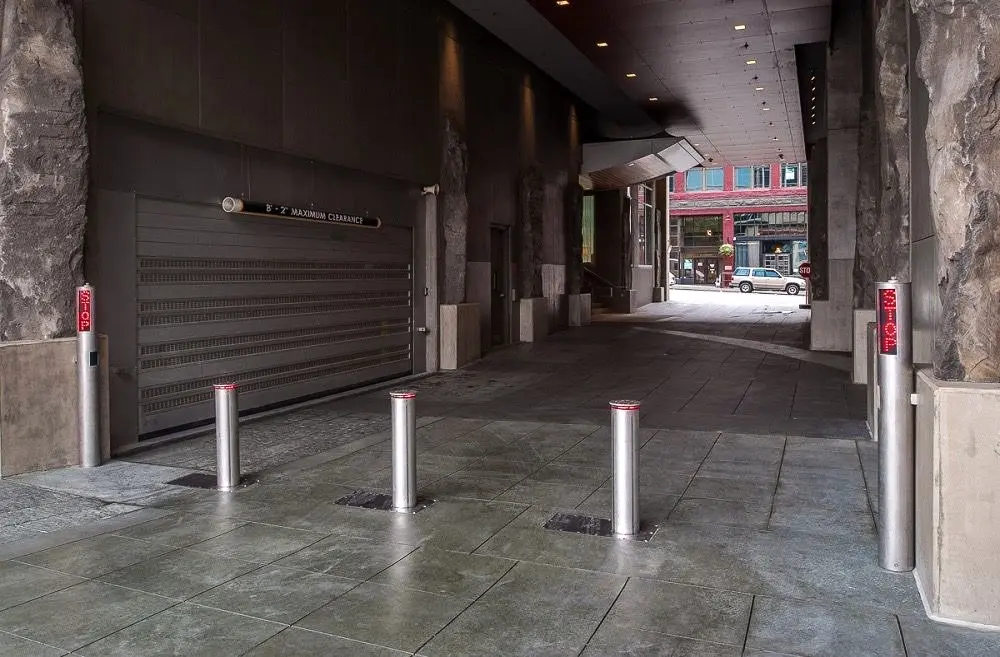 Automatic retractable security bollards