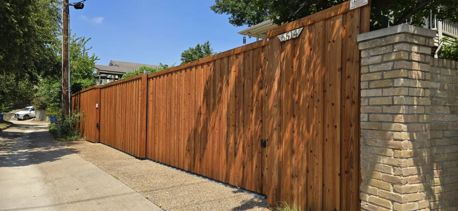 Bi-folding driveway gate
