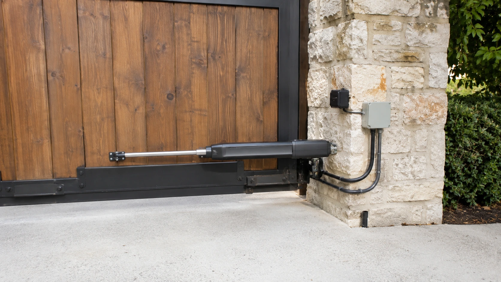 Automatic swing gate operator system