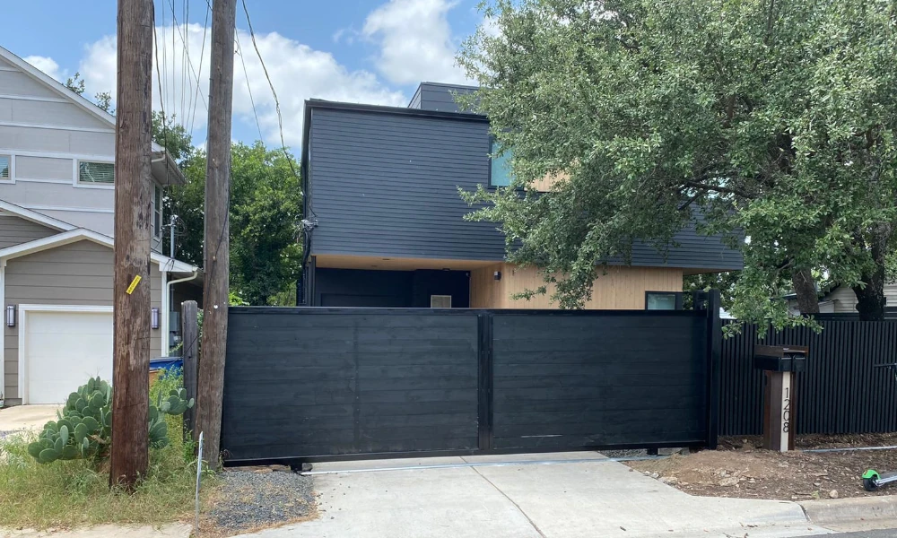 Modern driveway gate installed by Everlast Gates & Fence in Dallas, Texas.